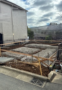 ビルトインガレージ付き3階建てのモダンデザインハウス（横浜市）