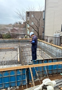 ビルトインガレージ付き3階建てのモダンデザインハウス（横浜市）