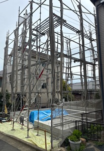 ビルトインガレージ付き3階建てのモダンデザインハウス（横浜市）