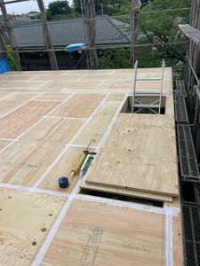 ビルトインガレージ付き3階建てのモダンデザインハウス（横浜市）