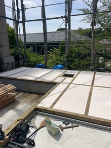 ビルトインガレージ付き3階建てのモダンデザインハウス（横浜市）