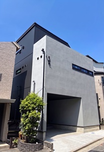 ビルトインガレージ付き3階建てのモダンデザインハウス(横浜市)