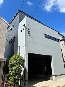 ビルトインガレージ付き3階建てのモダンデザインハウス（横浜市）